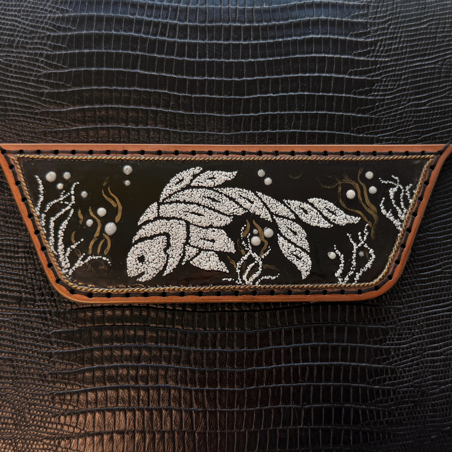 Vala Handgeätzte Ledertasche, handgefertigt, entworfen von Faranam Studio